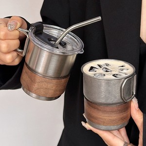 Mug à bière pliable en acier inoxydable <span class=keywords><strong>avec</strong></span> manchon en bois, couvercle anti-fuite et <span class=keywords><strong>paille</strong></span> métallique pour bière, cocktails et boissons glacées - Product Image 2