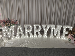 Insegna LED Decorativa NIKA per Proposta di Matrimonio, Alta 1,2 Metri, con Scritta 'Marry Me' in Mosaico - Product Image 5