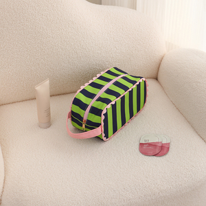 Bolsa de Cosméticos de Poliéster <span class=keywords><strong>a</strong></span> Rayas Personalizada de Moda, Bolsa de Maquillaje Portátil con Volantes y Correa para la Muñeca - Product Image 6