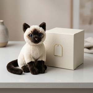 Figura <span class=keywords><strong>de</strong></span> Peluche <span class=keywords><strong>de</strong></span> Gato Siamés Realista y Estética con <span class=keywords><strong>Ojos</strong></span> <span class=keywords><strong>Azules</strong></span>, Juguete <span class=keywords><strong>de</strong></span> Peluche para Niños y Adultos, Decoración Minimalista para Escritorio - Product Image 1