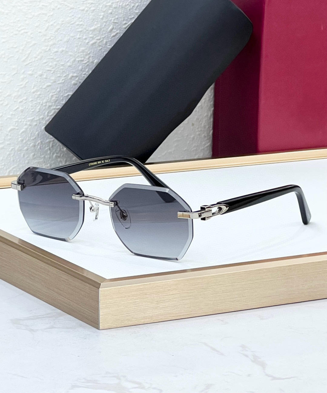 Black and silver legs gradually turn gray