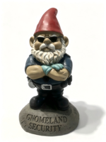 Statue de gnome de jardin Gnomeland Security, gnome policier cool avec design à bras croisés, artisanat en résine durable pour la décoration intérieure et extérieure.