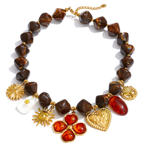 JINYOU 3438 Collana Autunnale con Perline Acriliche Marroni, Ciondolo a Cuore con Fiore in Acciaio Inossidabile e Resina Ambrata - Product Image 1