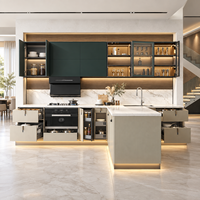 Meubles de cuisine modernes bicolores sur mesure avec îlot en pierre, éclairage LED et armoire à vin en verre pour projet de villa