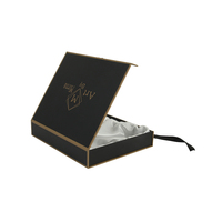 Boîte cadeau rigide à rabat avec bordure dorée noire, étui en papier rigide avec logo personnalisé en feuille d'or et ruban de satin noir