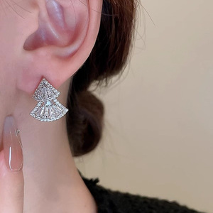 Orecchini a triangolo mobili da donna, geometrici, per uso quotidiano, accessori per le orecchie - Product Image 3