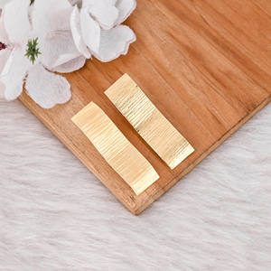 ต่างหูทองเหลืองชุบทองรูปสี่เหลี่ยมผืนผ้าพิเศษสำหรับผู้หญิงต่างหูทองเหลืองหรูหรา - Product Image 4