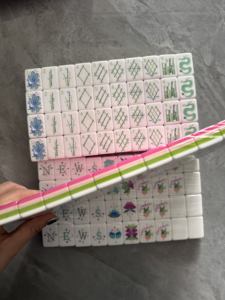 Jeu de tuiles de mahjong américain personnalisé, de luxe, rose rouge, en acrylique à 4 couches, gravé, durable, écologique, moderne et portable - Product Image 5