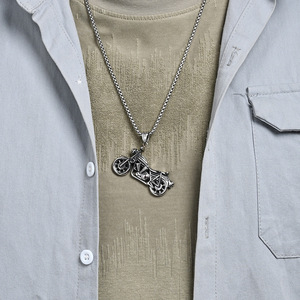 Collier pendentif moto pour homme en acier inoxydable plaqué or, design rétro, bijou cadeau - Product Image 3