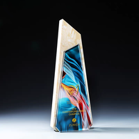 Trophée unique en cristal taillé en forme de sommet de montagne, design vierge, base en bois massif noir, bleu et transparent, pour reconnaissance sportive et corporative