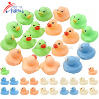 Mini canard en caoutchouc Jeep Ducking 3cm 5cm, styles variés, petits canards flottants, vente en gros, souvenir, décoration intérieure de voiture, jouet