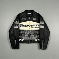 Neue Herren-Rennlederjacke aus PU-Leder in Schwarz-Weiß mit Farbblockdruck und Aufnähern, Reservierung, OEM-Anpassung, Großhandel, Dropshipping