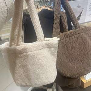Sac de shopping en fourrure Teddy marron pour femmes, grande capacité, mode simple, en gros - Product Image 3
