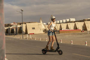 Patinete Eléctrico G2 Ultra, Stock UE, Sistema de Doble Tracción, Neumáticos Todoterreno de 10 Pulgadas, Pantalla Táctil de Ancho Completo, Faros de Luz Alta, IPX4 - Product Image 3