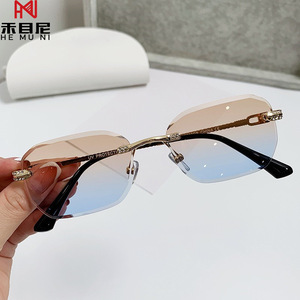 แว่นกันแดดแฟชั่นทรงโลหะสำหรับผู้หญิง รุ่น 8307 พร้อมเลนส์โพลาไรซ์ PC และโลโก้แบบกำหนดเองได้ - Product Image 3