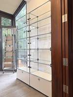 Moderner Stahl-Vitrinenschrank mit Fächern und Glastür, Mehrstöckiges Aufbewahrungsregal für Waffenmodelle, Sammlervitrine für Wohnzimmer