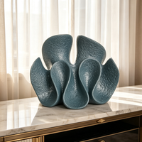 Sculpture en résine abstraite en forme de pétale, ornement décoratif de table texturé moderne, statue en résine de fleur abstraite bleue texturée mate