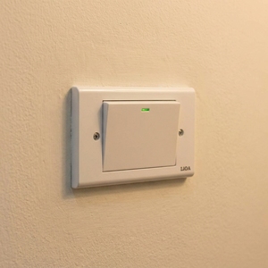 Interrupteur mural simple LiOA de luxe avec indicateur LED vert, en PC de haute qualité, encastré, pour projets résidentiels et hôteliers - Product Image 6