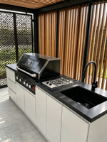 Îlot de cuisine extérieur moderne avec barbecue à gaz naturel 5 brûleurs, évier, armoires beige clair et plan de travail en acier inoxydable - Idéal pour les fêtes et l'usage domestique
