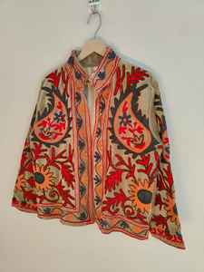 Veste en velours Suzani brodée à la main pour femmes, veste bohème en velours unique, élégante, vêtement d'extérieur d'hiver, tendance moderne - Product Image 4