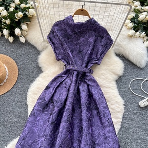 Robe de soirée élégante en satin, coupe trapèze, longueur genou, manches courtes, motif floral, collection 2026 - Product Image 4