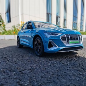 عرض خاص باللون الأزرق لسيارة أودي E-tron بالتحكم عن بعد لعبة صب رائعة من المعدن وبولي فينيل كلوريد للأطفال ألعاب صب بجهاز تحكم عن بعد هدية مجموعة سيارات - Product Image 1