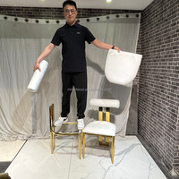 Chaise de banquet de mariage en velours blanc avec pieds en acier inoxydable doré, design empilable, chaise de mariage à louer