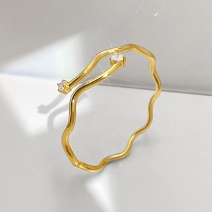 Ensemble de bijoux tendance, bracelet serti de pierres CZ, plaqué or 18 carats, bracelet en forme de cœur, zircon, anneaux ondulés pour femmes - Product Image 1