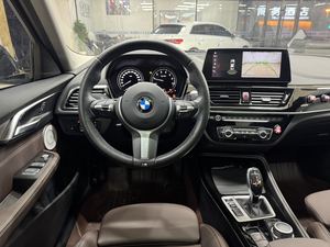 JX Auto <span class=keywords><strong>2022</strong></span> <span class=keywords><strong>BMW</strong></span> <span class=keywords><strong>Serie</strong></span> <span class=keywords><strong>1</strong></span> 120i Sedán Usado de 5 Plazas Euro VI Gasolina Transmisión Automática Motor Turbo Cámara Trasera Rines de Aleación R17 Volante a la Izquierda - Product Image 5