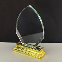 Trophée en verre cristal transparent avec base en résine dorée MH-FJ0197