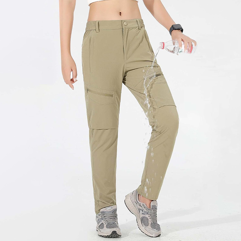 Pantaloni da viaggio da donna color kaki, resistenti all'acqua e ad asciugatura rapida.