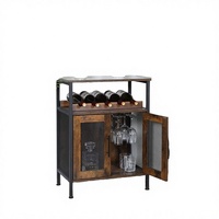 Meuble bar rustique en bois avec dessus en verre trempé et structure métallique, rangement pour bouteilles de vin et verres, design autoportant