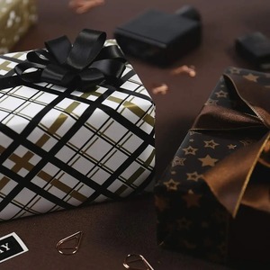 Rollo de Papel de Regalo de Doble Cara Reciclable con Patrón de Cuadrícula de Estrellas Personalizado, 120GSM, Ecológico, Compatible con Impresión Digital - Product Image 1