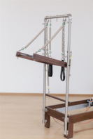 Máquina de Pilates Profesional Personalizable de Madera Sólida, Reformer Clásico de Nogal con Torre