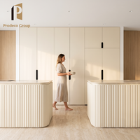 Cuisine moderne blanche minimaliste avec îlot central, design pour projets de développement d'appartements, armoires de cuisine