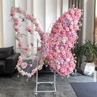 Arche de fleurs en soie avec roses et papillons pour la décoration de mariage