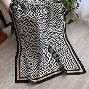 Sciarpa di <span class=keywords><strong>seta</strong></span> stampata a quadri alla moda per le donne Foulard di marca di lusso femminile copricostume da spiaggia <span class=keywords><strong>nero</strong></span> scialli e sciarpe da donna - Product Image 5