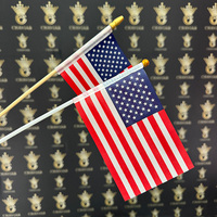 Livraison rapide en gros impression personnalisée Polyester 15*20cm drapeau n'importe quelle taille drapeau National à main avec poteaux en plastique petits drapeaux