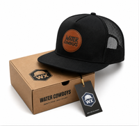 Gorra Trucker de Ala Plana al por Mayor con Logotipo de Parche de Cuero Redondo Personalizado, Malla Transpirable en la Parte Trasera, Gorra Snapback Estilo Vaquero Occidental Urbano
