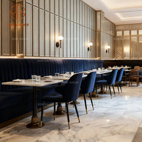 Ensemble de mobilier commercial sur mesure Ron Group : banquette en velours, table carrée en marbre, chaise et table pour restaurant