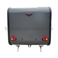 Caravane de voyage électrique moderne de haute qualité avec freinage électrique, double essieux, capacité de charge de 900 kg, idéale pour le camping, les camping-cars et les motorhomes.