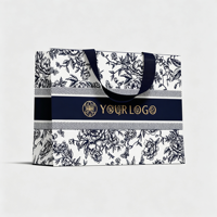 Sac en papier personnalisé recyclable avec poignées en ruban et carton ivoire (190-230 g/m²) imprimé à l'écran avec marque personnalisée pour vêtements