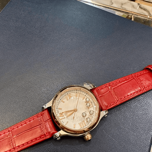 Montres analogiques rondes polies avec accents en cristal flottant, cadran à chiffres romains et bracelet en cuir gaufré de haute qualité Chopards - Product Image 1