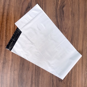 Sobres de polietileno largos de primera calidad, blancos mate, para embalaje de productos extendidos y enrollados, para pequeñas empresas - Product Image 1