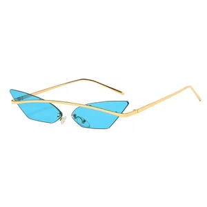 Occhiali da Sole Triangolari alla Moda 2026 per Donne e Uomini, Occhiali da Sole Senza Montatura Stile Occhio di Gatto, Lenti a Specchio con Gradiente - Product Image 6