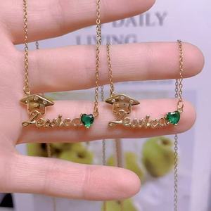 Charme de chapeau de remise de diplôme personnalisé, collier Jessica, pendentif en forme de cœur, gemme personnalisée, cadeau de classe pour les étudiants - Product Image 2