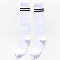 Vente en gros de chaussettes hautes en coton bon marché avec logo personnalisé chaussettes d'école à rayures blanches et rouges pour filles respirantes taille unique