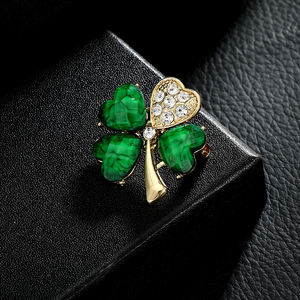 Vente en gros de bijoux tendances broches en strass trèfle à quatre feuilles vert fantaisie olive en cristal pour femmes - Product Image 2