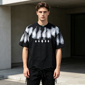 Camiseta Oversize Negra para Hombre, Manga Corta, Cuello Redondo, Estampado con Efecto Goteo, Estilo Urbano, con Dobladillo Desgastado - Product Image 3