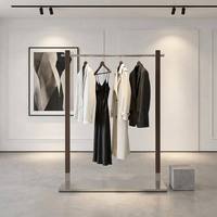 Étagère de présentation en acier inoxydable peinte couleur noyer personnalisée avec base en acier inoxydable anti-corrosion pour les magasins de vêtements